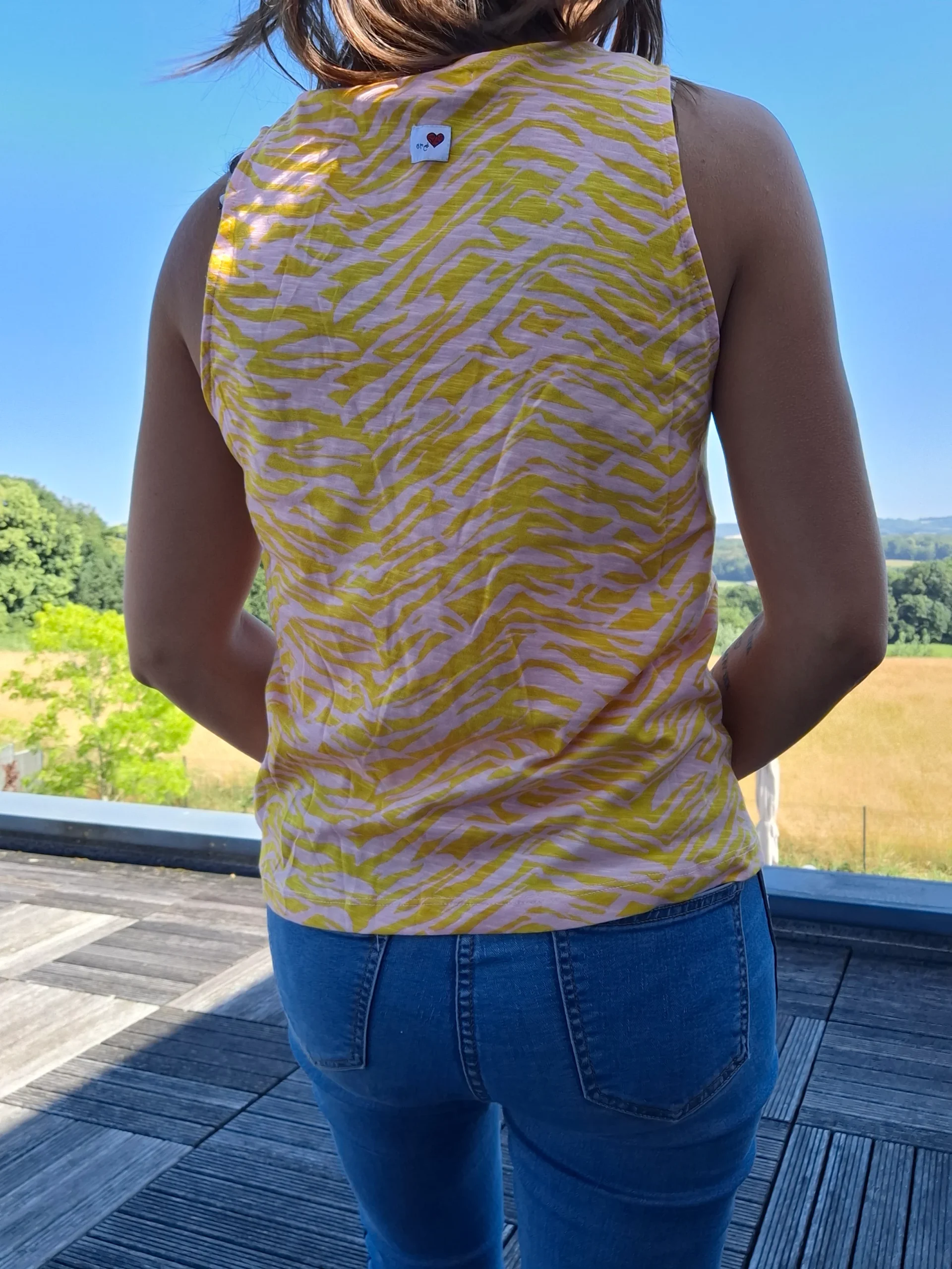 Débardeur coloré bariolé jaune upcyclé en coton/lin – Image 4